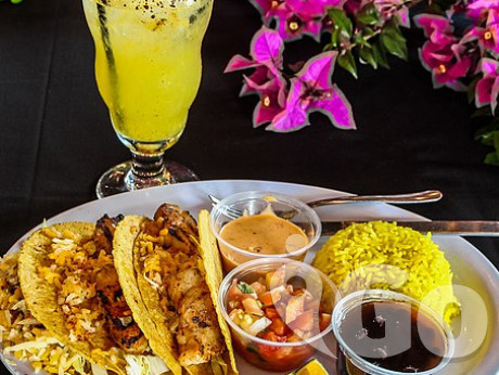 453px-Fish tacos with lemonade